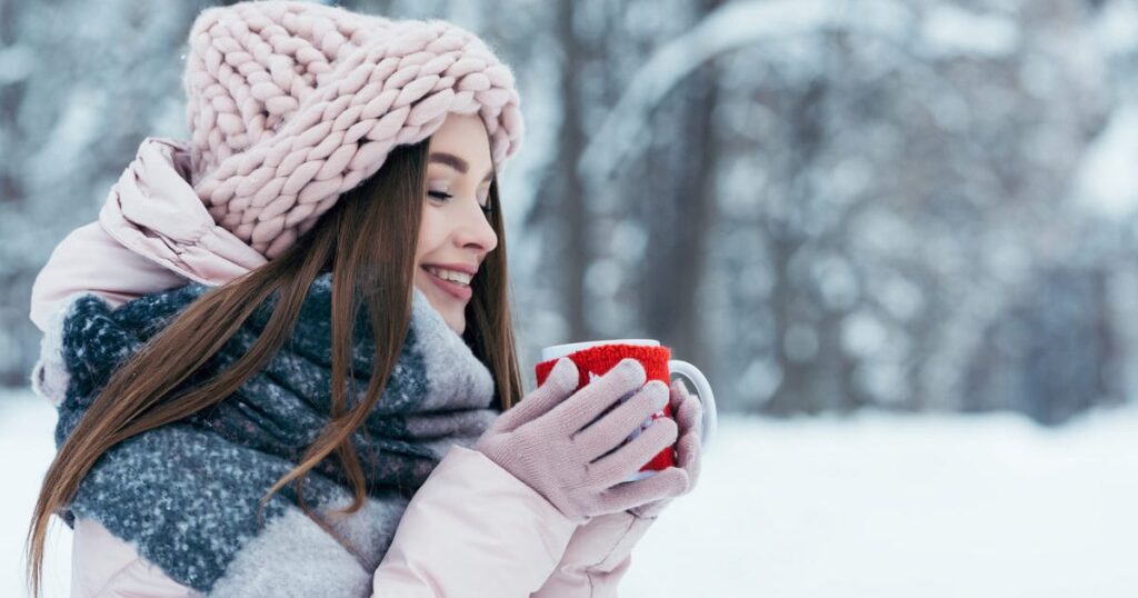 фото: дівчинку взимку на вулицю з чашкою у руках – факти про обмороження