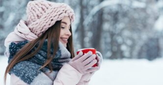 фото: дівчинку взимку на вулицю з чашкою у руках – факти про обмороження