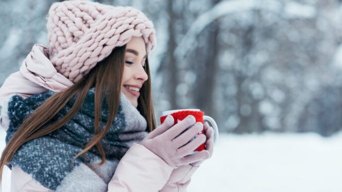 фото: дівчинку взимку на вулицю з чашкою у руках – факти про обмороження