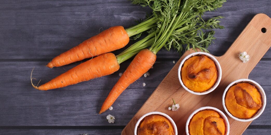 фото: морква і кекси на столі – рецепт морквяних кексів без цукру