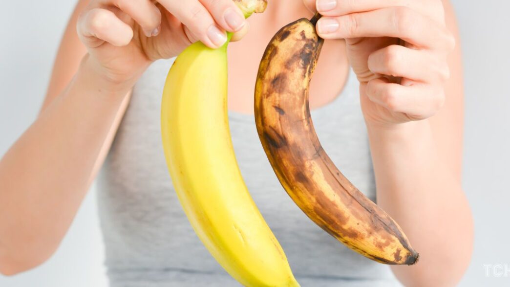 фото: жовтий та чорний банан у руках – які банани краще їсти