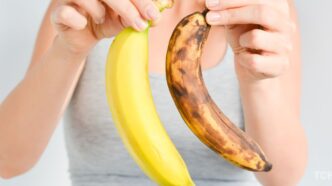 фото: жовтий та чорний банан у руках – які банани краще їсти