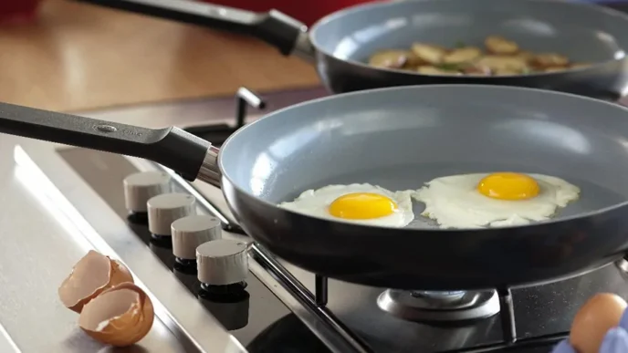 фото: яєчня на сковорідці - як правильно користуватись сковорідкою