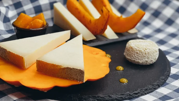 фото: сир, сервірований на дошці - сири та їх поєднання