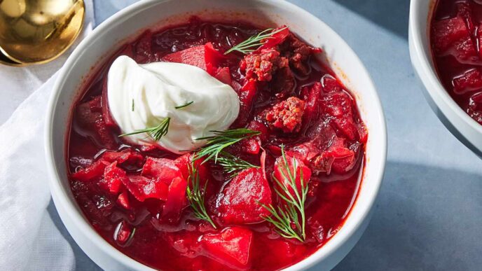 фото: борщ у тарілці на столі – як зробити цікавішим