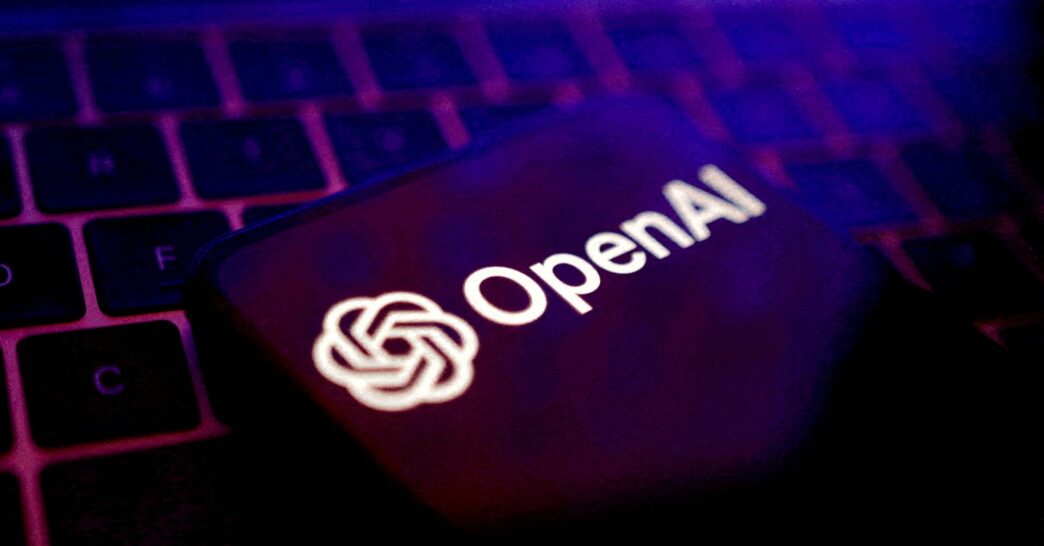 фото: Логотип OpenAI на екрані пристрою, ілюстрація тестування реклами в ChatGPT