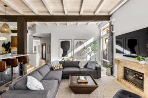 фото: сучасний інтер’єр з великим диваном і чистою організацією простору - як створити затишок