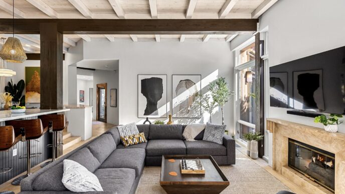 фото: сучасний інтер’єр з великим диваном і чистою організацією простору - як створити затишок