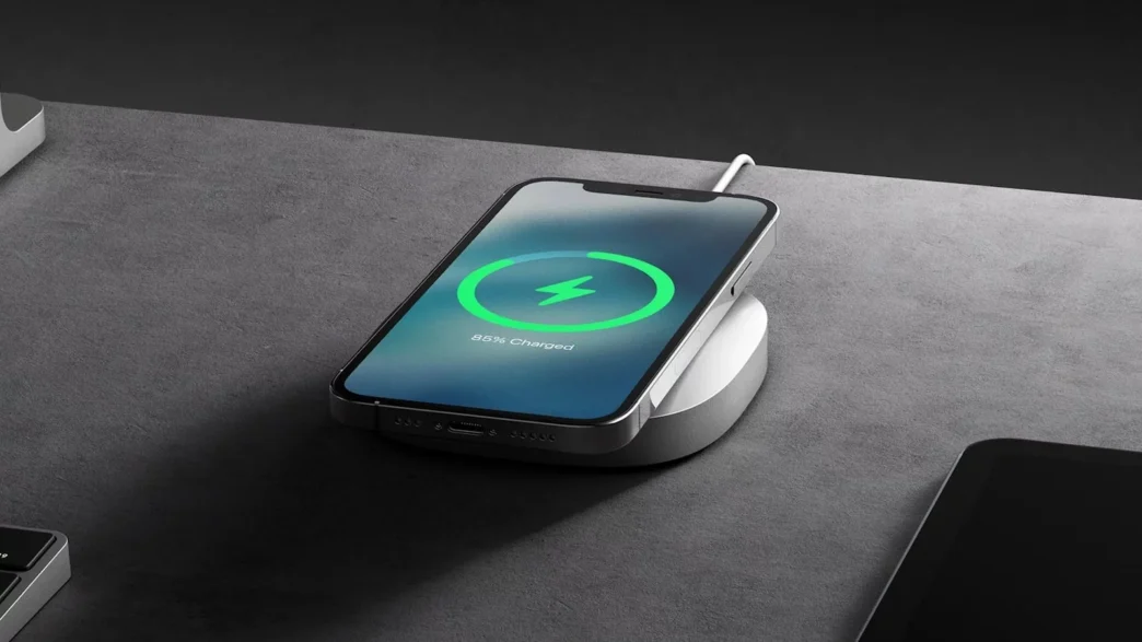 фото: телефон на зарядці — як заряджати iPhone