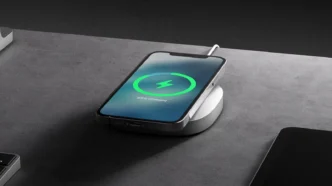 фото: телефон на зарядці — як заряджати iPhone