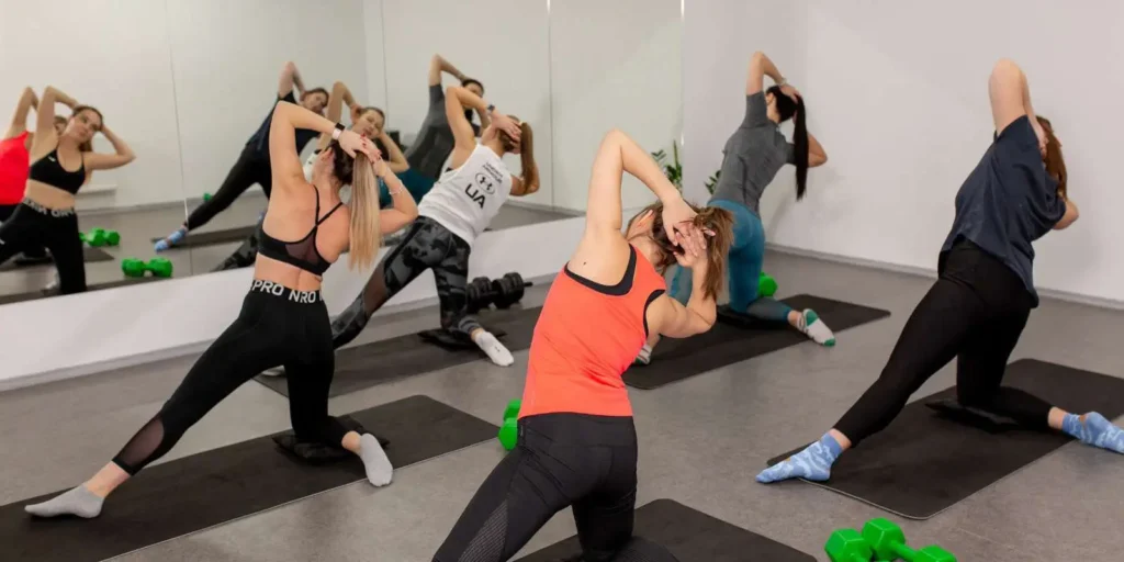 фото: люди займаються спортом – тренування без правил