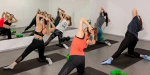 фото: люди займаються спортом – тренування без правил