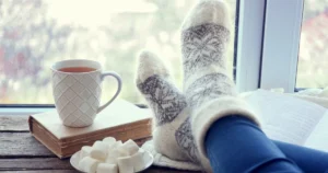 фото: ноги у теплих шкарпетках і чай – як зігрітися без опалення