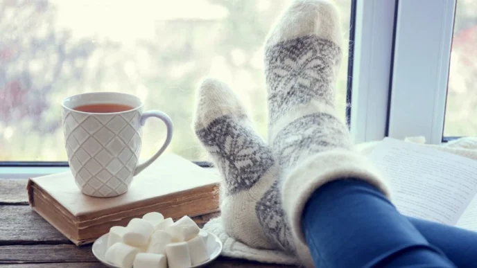 фото: ноги у теплих шкарпетках і чай – як зігрітися без опалення