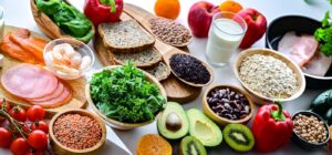 фото: овочі та корисні продукти на столі — ілюстрація здорового харчування для довголіття