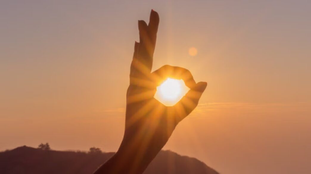 фото: людина на сонці — природне джерело вітаміну D для імунітету та настрою