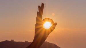 фото: людина на сонці — природне джерело вітаміну D для імунітету та настрою