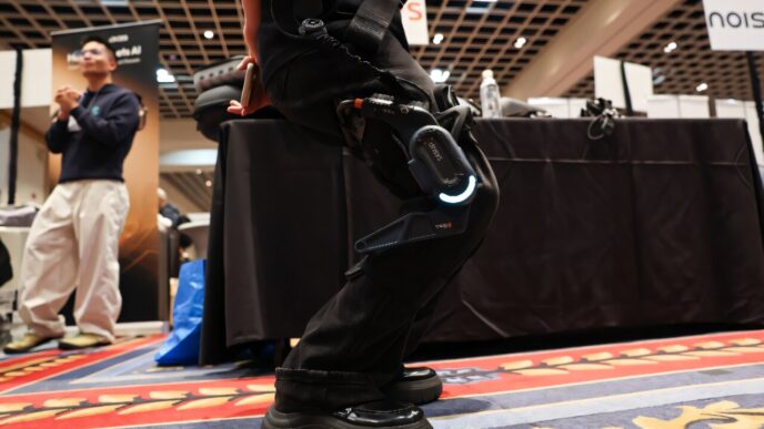 фото: людина у легкому екзоскелеті