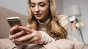 фото: дівчина з телефоном - продажі через соцмережі