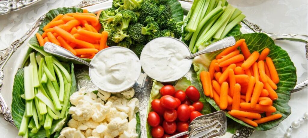 Фото: тарілка сезонних овочів — приклад корисних зимових продуктів для підтримки імунітету та мікроелементів